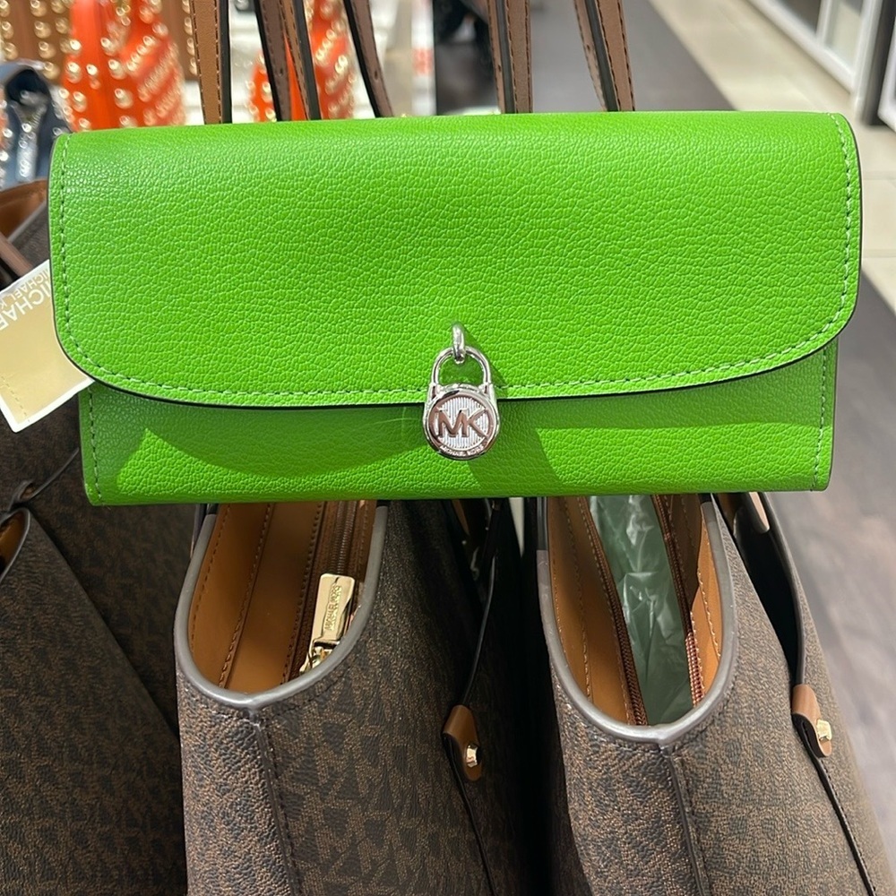 Michael Kors Hamilton Large Leather Flap Continental Wallet
Dragonfruit
NWT - Picture 9 of 16